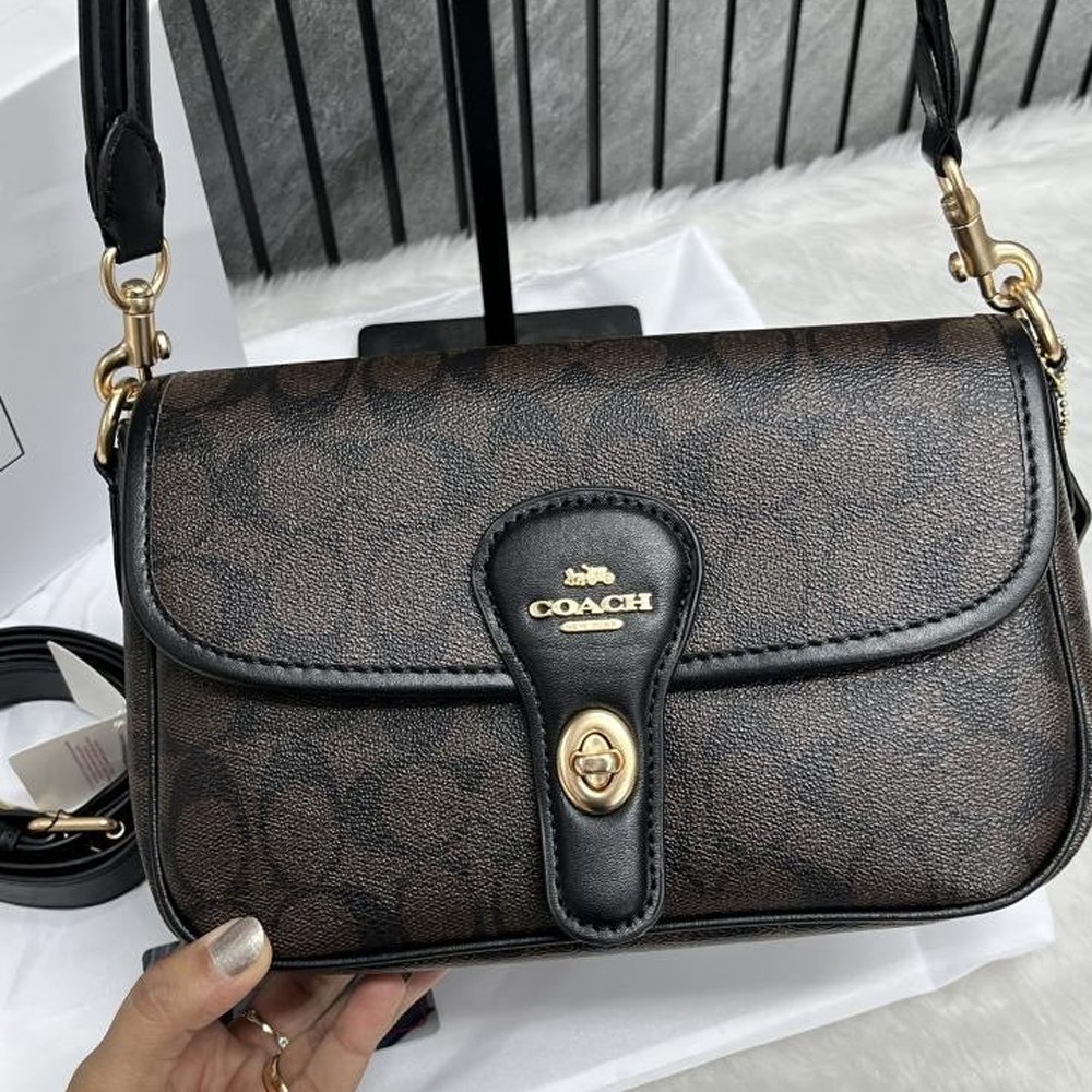 6 Coach Turnlock Hadley Black